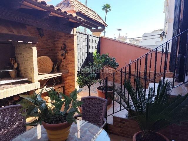 Foto 1e181985-b27f-49b0-bf49-b4b78d569e04. Casa adossada amb aparcament a Alaquàs