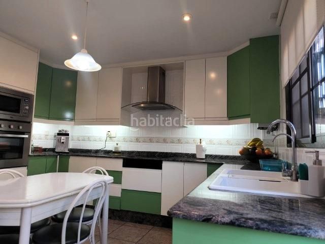 Foto 2e12e5a0-8644-4d25-beb2-38ee260077ee. Casa adossada amb aparcament a Alaquàs