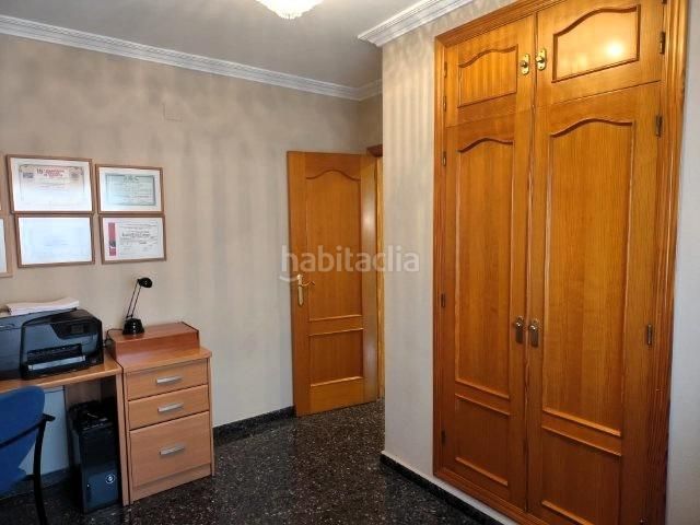 Foto 3976a8fe-ba98-4b51-8146-d1b6e0f84ab1. Casa adossada amb aparcament a Alaquàs