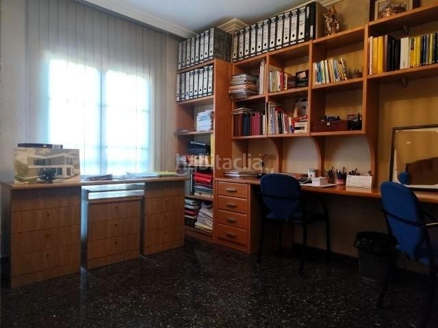 Foto 3bbe2030-d538-460d-b093-74d642e23153. Casa adossada amb aparcament a Alaquàs