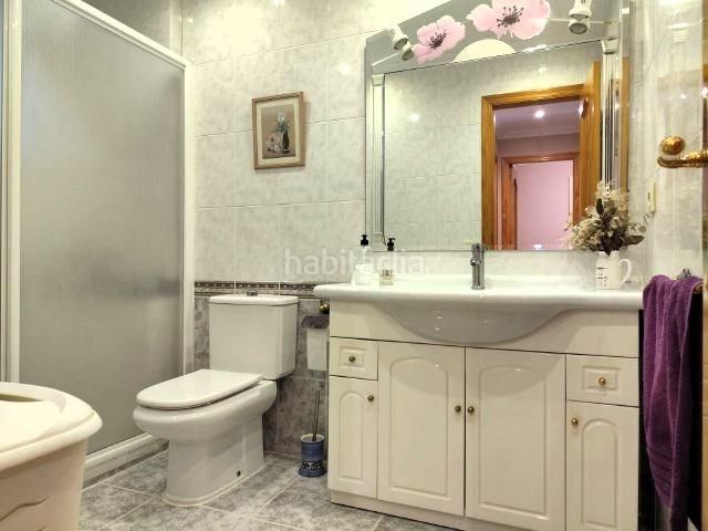 Foto 4f147a08-cf26-4524-a4aa-8943deb9cc4a. Casa adossada amb aparcament a Alaquàs