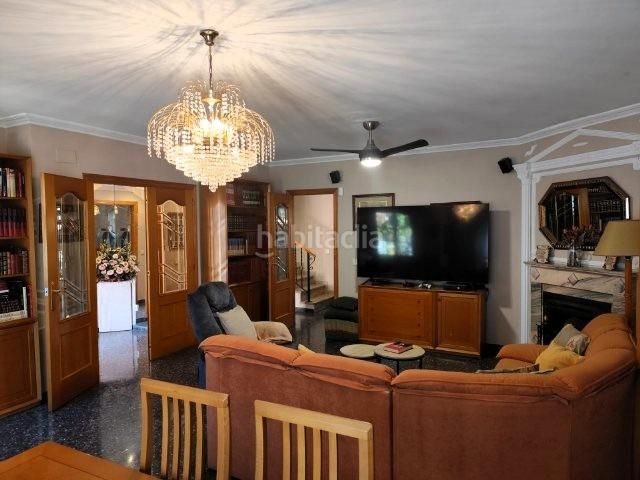Foto 54a4a23d-3a9c-4e0e-acc8-89796164e5c5. Casa adossada amb aparcament a Alaquàs