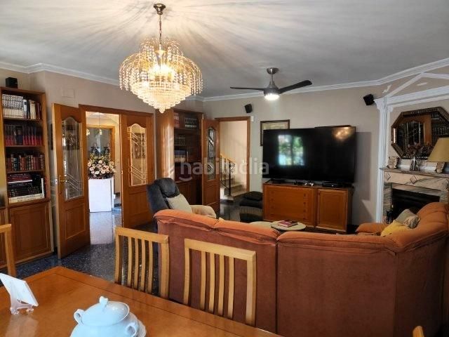 Foto 5c99c702-0b8f-48f4-a34a-86b2dcc2a859. Casa adossada amb aparcament a Alaquàs