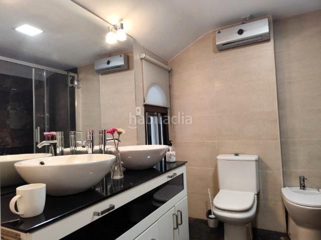 Foto a780edac-5bb8-4c78-9a61-dca3ba95354a. Casa adossada amb aparcament a Alaquàs