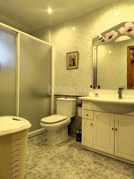 Foto a964fbb6-3bc9-4502-8e3c-8b01a95ca552. Casa adossada amb aparcament a Alaquàs