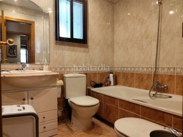 Foto b0fb34de-ea9e-4744-b912-10eecb12fd84. Casa adossada amb aparcament a Alaquàs