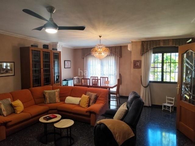 Foto db80d092-3077-43c3-be04-02a612e902bb. Casa adossada amb aparcament a Alaquàs