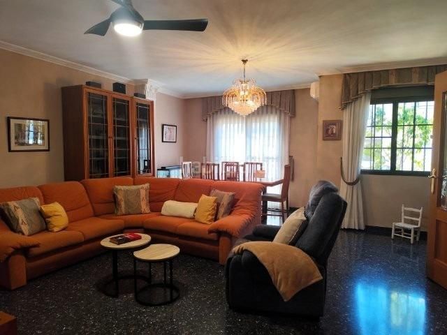 Foto e24ec472-e24e-422d-9ace-0c4f541c88ad. Casa adossada amb aparcament a Alaquàs