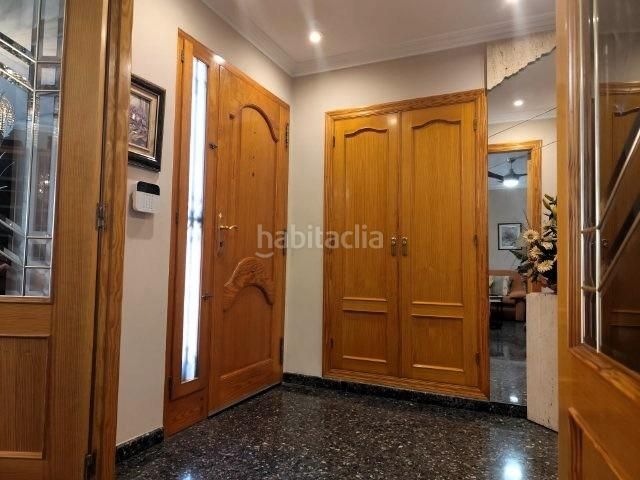 Foto ed8c8c26-3e7b-4d8a-9a22-e261808f1441. Casa adossada amb aparcament a Alaquàs