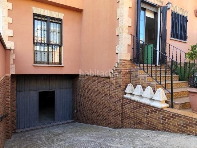 Foto f4b99611-4bdb-480e-ba75-5ce87b25773e. Casa adossada amb aparcament a Alaquàs