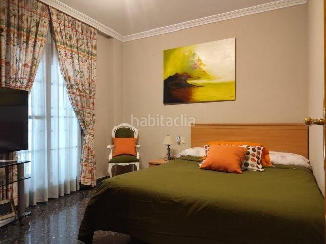 Foto f5ace048-ac87-4b70-a242-1fc52e08e704. Casa adossada amb aparcament a Alaquàs