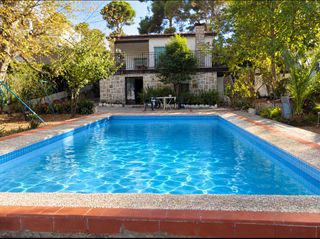 Chalet in Picassent. Chalet urbano con 1.472 m2 de parcela, piscina, fronton y espect