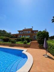 Chalet in Picassent. Una propiedad especial por sus dimensiones, sus vistas y sus exc