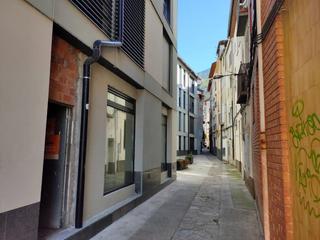 Local commercial dans Carrer del raval 24. Sortida de fums
