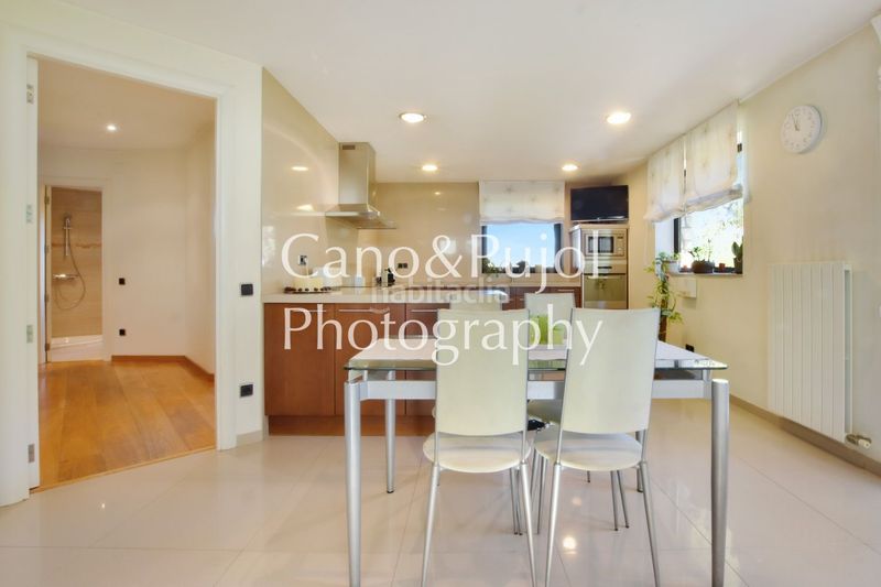 Foto 7528d007-c08b-4205-8691-1576bcdd4c01. Casa amb calefacció aparcament piscina a Gelida