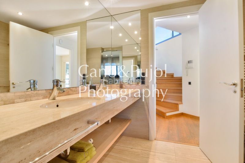 Foto e39ee023-fced-4020-a577-b705c213247f. Casa amb calefacció aparcament piscina a Gelida