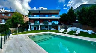 Casa a Matadepera. Chalet independiente de lujo con piscina y vistas en matadepera.