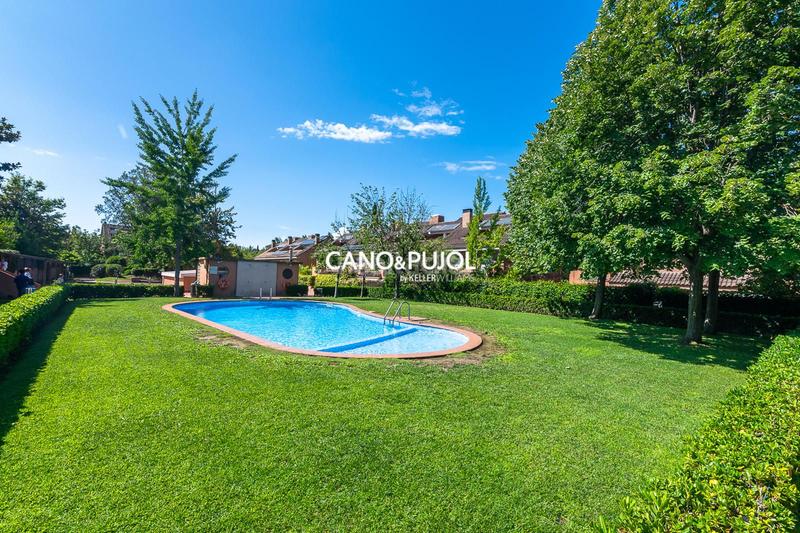 Foto 02d149e9-bbe4-4560-8bb4-a9992e70d1fb. Casa amb calefacció aparcament piscina a Mira-sol Sant Cugat del Vallès