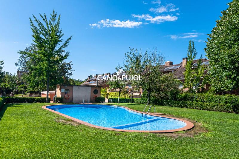 Foto 3b6034e7-ab17-4f1d-9788-f32fd28b10b3. Casa amb calefacció aparcament piscina a Mira-sol Sant Cugat del Vallès