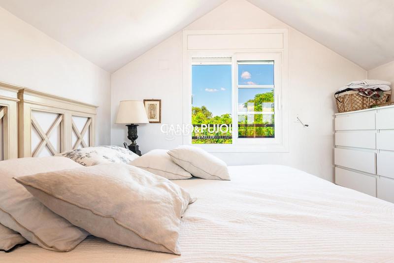 Foto 3cb233f1-ef0e-41ab-a8d6-acd3cc1b9f50. Casa amb calefacció aparcament piscina a Mira-sol Sant Cugat del Vallès