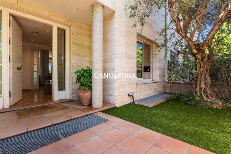 Foto 3d8007a7-7153-4961-b019-f9e44b89e926. Casa amb calefacció aparcament piscina a Mira-sol Sant Cugat del Vallès