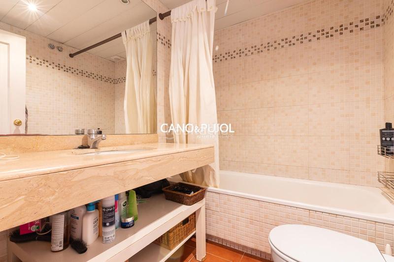 Foto 677ff50d-763f-4257-b0d3-396fbcd1e3de. Casa amb calefacció aparcament piscina a Mira-sol Sant Cugat del Vallès