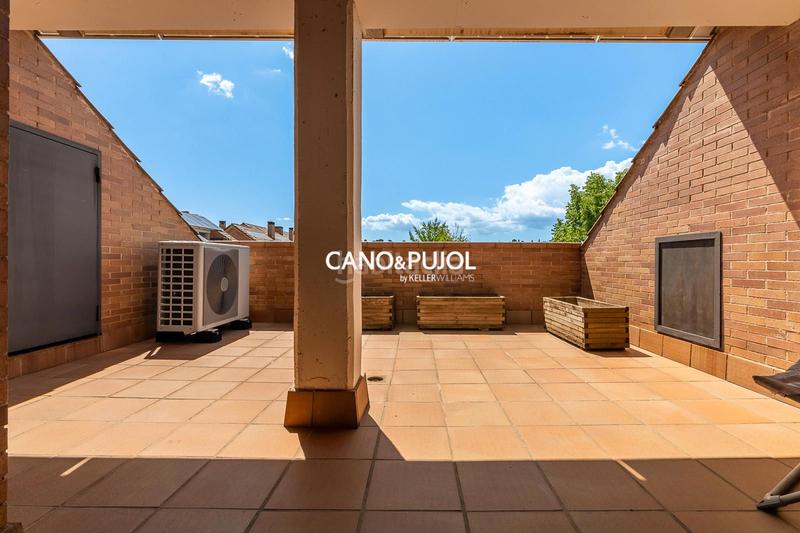 Foto 828fb12d-9a05-4a2f-8a7f-4e34abc4f354. Casa amb calefacció aparcament piscina a Mira-sol Sant Cugat del Vallès