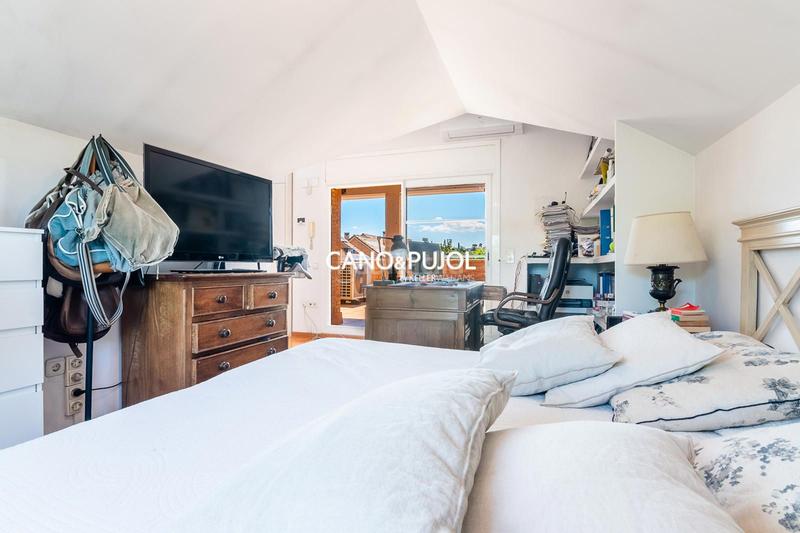 Foto 8827a2c9-e4a2-49af-9882-0204927edcb3. Casa amb calefacció aparcament piscina a Mira-sol Sant Cugat del Vallès