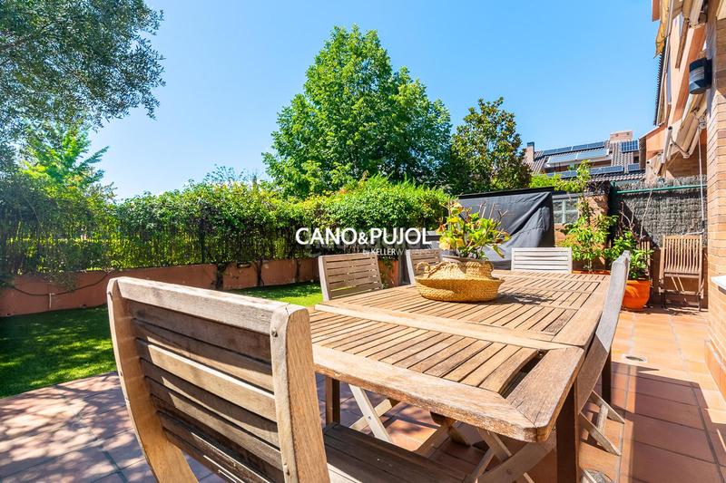 Foto 92ca7260-6f35-4f8f-b1f4-1b78368a35c4. Casa amb calefacció aparcament piscina a Mira-sol Sant Cugat del Vallès