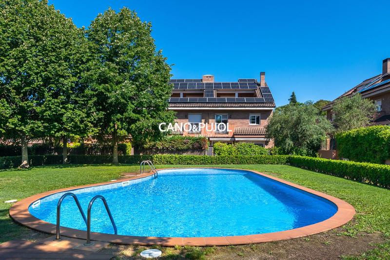 Foto 933cab7b-7e5f-414b-9093-10da2304c600. Casa amb calefacció aparcament piscina a Mira-sol Sant Cugat del Vallès