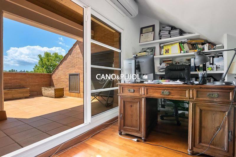 Foto 9e226f6b-9160-44aa-b0da-686d7c2e3551. Casa amb calefacció aparcament piscina a Mira-sol Sant Cugat del Vallès