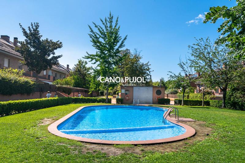 Foto edc517c9-fedb-4ee3-95cf-8012b9056e72. Casa amb calefacció aparcament piscina a Mira-sol Sant Cugat del Vallès