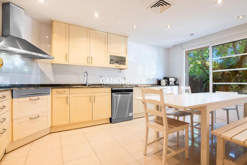 Foto f35dc29c-d60b-42b0-a3e4-5ade1d17bac0. Casa amb calefacció aparcament piscina a Mira-sol Sant Cugat del Vallès