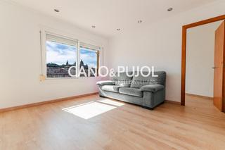 Lloguer Àtic  Paral-lel. Atico de alquiler temporal de 3 habitaciones y con terraza