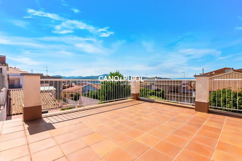 Foto 120b793a-568f-4d64-b26c-4d26db1b74a3. Casa con riscaldamento parcheggio in Castellbisbal