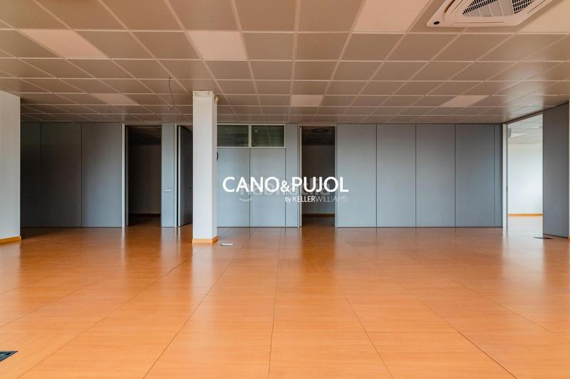 Foto 1db2593d-1b1c-4ada-9c53-5fc6607f6440. Rent office space with heating parking in Roquetes-Can Magí Sant Cugat del Vallès