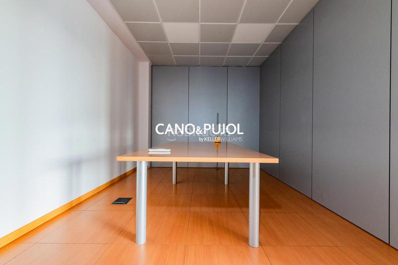 Foto f46f3a8c-db59-4dd4-a4af-b84093ef2b95. Rent office space with heating parking in Roquetes-Can Magí Sant Cugat del Vallès