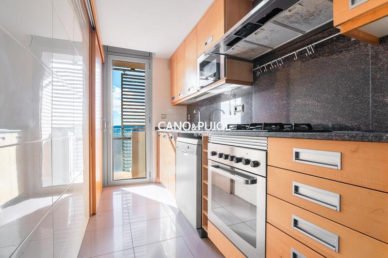 Foto 734deb9e-d434-4adc-9fed-96c36d4fbc91. Rent flat with heating parking pool in Barri del Centre Terrassa