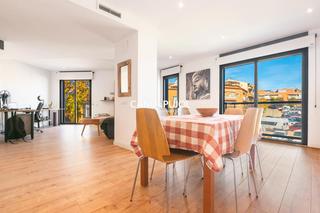 Miete Dachwohnung in Mercat. Vivienda de 1 hab con pk rubi