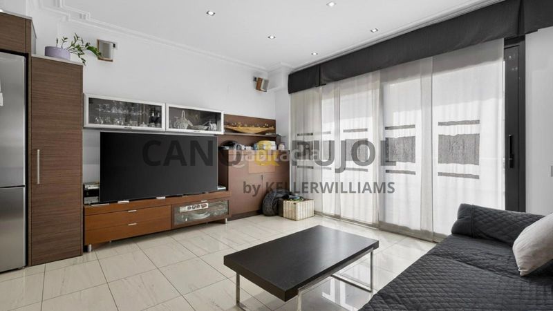 Foto d51e5599-6037-4b23-b28b-d43acfe7b7d2. Casa amb calefacció aparcament a Centre Badalona