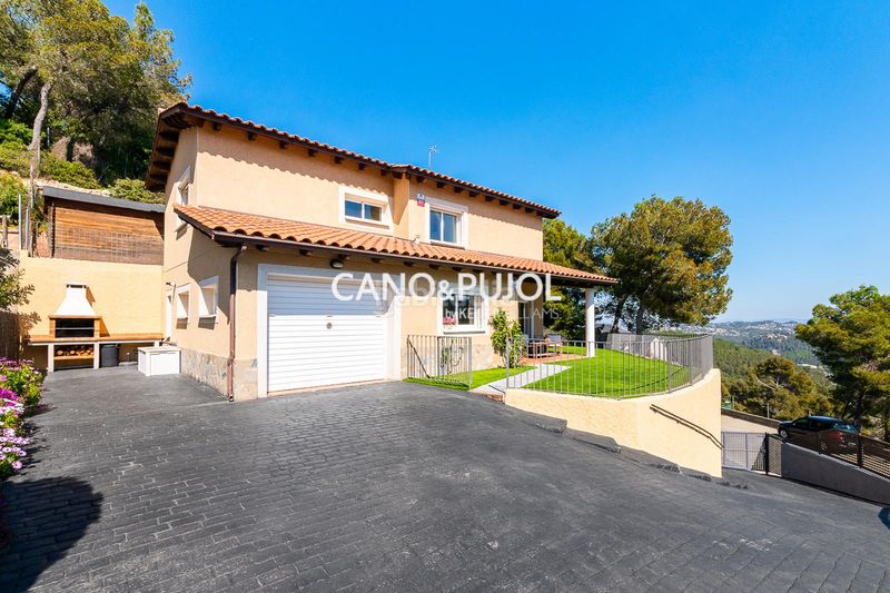 Foto d40149ea-2f02-467b-8570-7e7b2474466f. Casa amb calefacció aparcament a Corbera de Llobregat