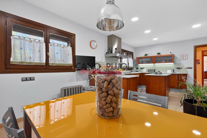 Foto 085b3221-f011-45e5-9c87-81c02de7533f. Casa amb calefacció piscina a Corbera de Llobregat