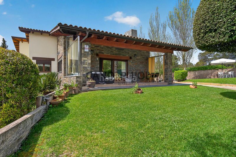 Foto 91a4953a-0223-4046-866c-732a919ce905. Casa amb calefacció piscina a Corbera de Llobregat