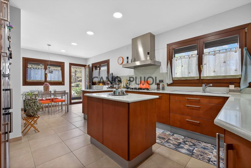 Foto f3cc06c9-fc54-448e-afed-881c96d2b99a. Casa amb calefacció piscina a Corbera de Llobregat