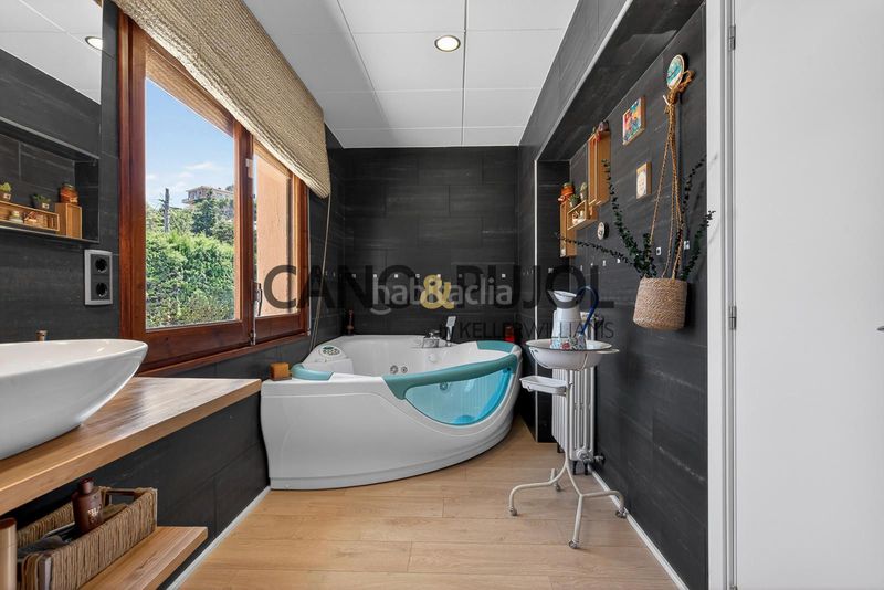Foto ea7c8e9b-eed1-4dab-b0f5-c3e134aef9af. Casa amb calefacció aparcament piscina a Caldes de Montbui
