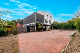Chalet  Electricitat. 2 viviendas  y local para negocio en rubi