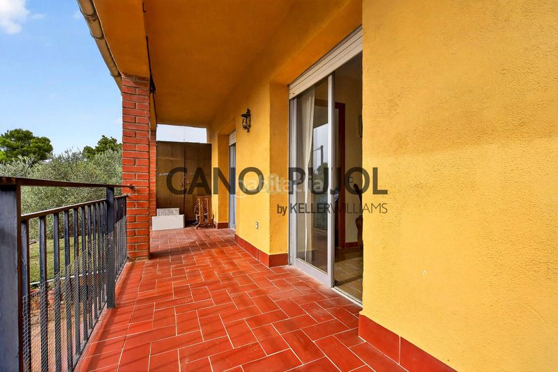 Foto b7a05598-da2b-45a0-8f1a-c11143de9dc5. Casa amb aparcament piscina a Vallirana