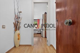 Pis  Consell de cent. Luminoso piso de 4 habitaciones con terraza y patio en barberà d
