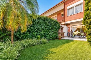 Rent Semi detached house  Antoni sedó. Casa adosada con jardín y 4 habitaciones en rubí