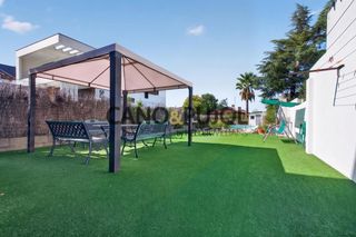 Casa  Olabarria. Vivienda con jardín y piscina privada en zona arxiu.